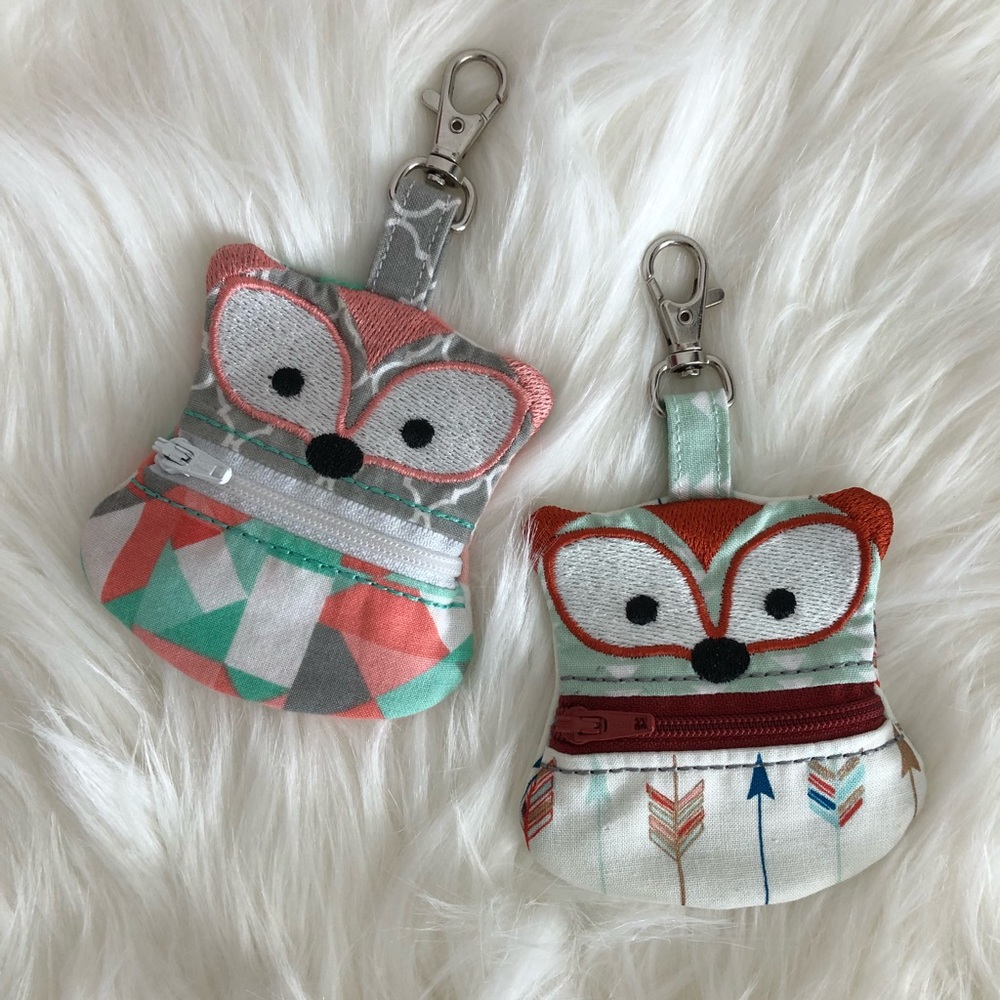 🦊Embroidered fox keychain/coin purse